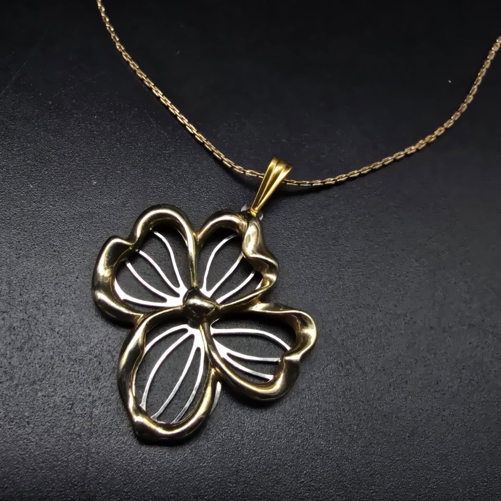 Avon 1981 Sculptured Flower Necklace Two Tone Dogwood Flower Vintage Jewelry